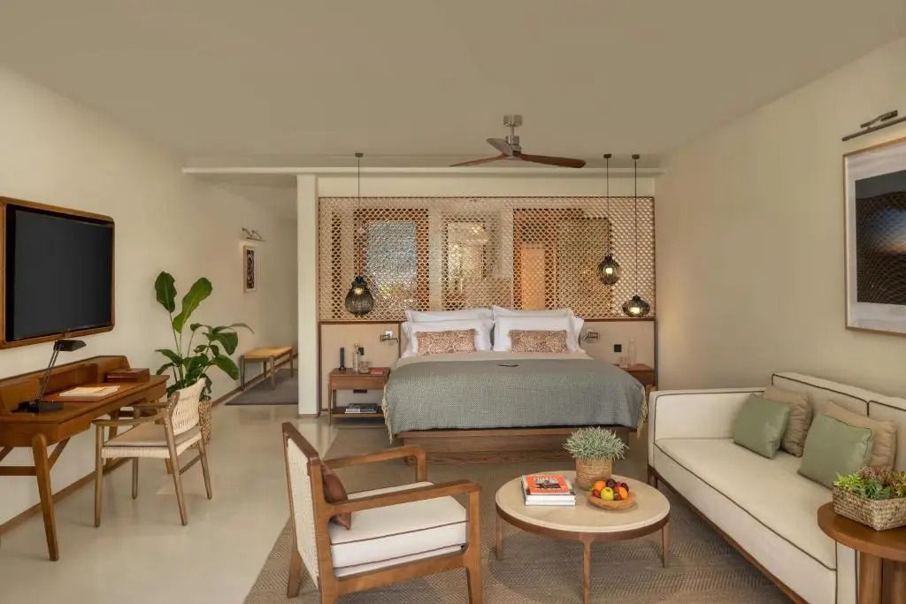 Luxuriöse Premium Junior-Suite mit stilvollem Interieur, Kingsize-Bett und gemütlichem Sitzbereich.