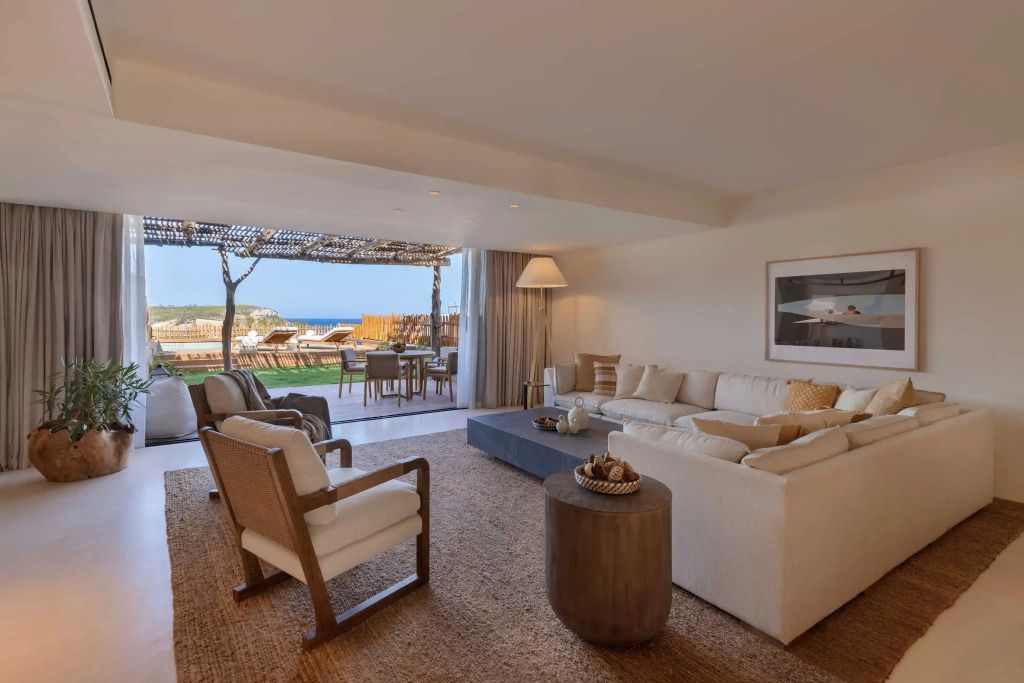 Geräumiges Wohnzimmer mit moderner Einrichtung und Meerblick-Terrasse