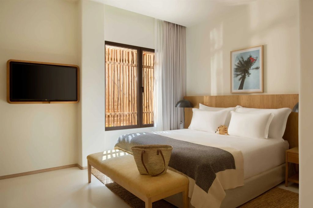 Helles Schlafzimmer mit großem Fenster und stilvollem Dekor