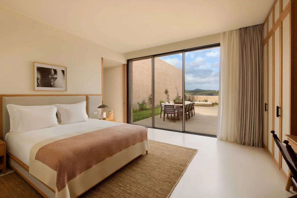 Schlafzimmer mit Zugang zur privaten Terrasse und Panoramablick