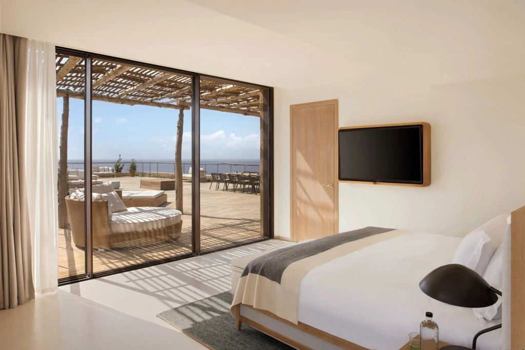 Luxuriöses Schlafzimmer mit Terrasse und Blick auf das Meer