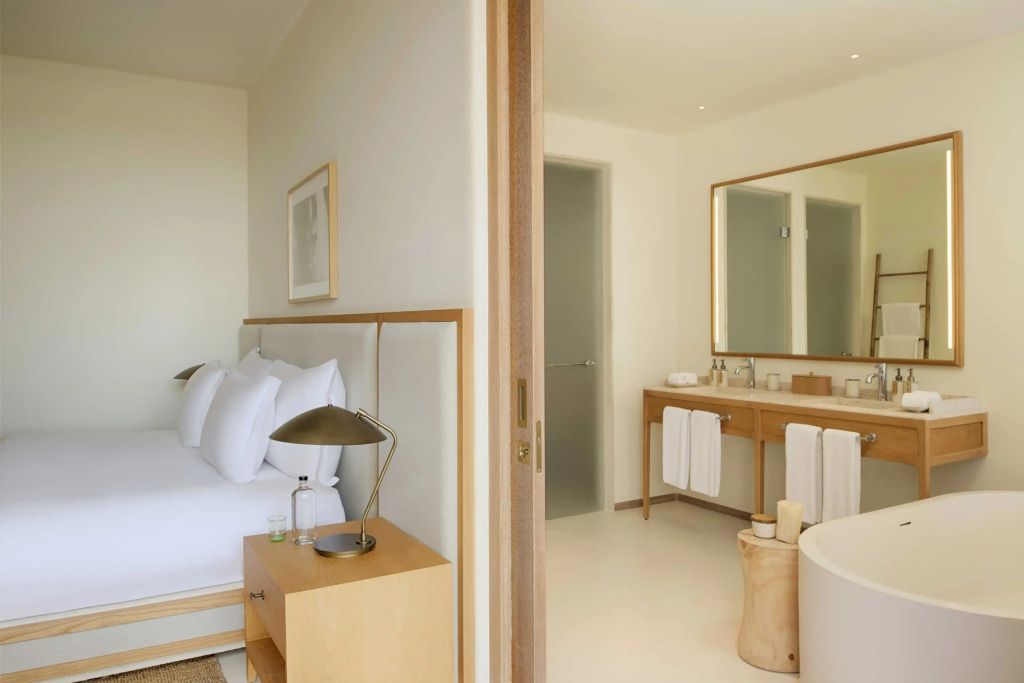 Schlafzimmer und Badezimmer in warmem, modernem Design