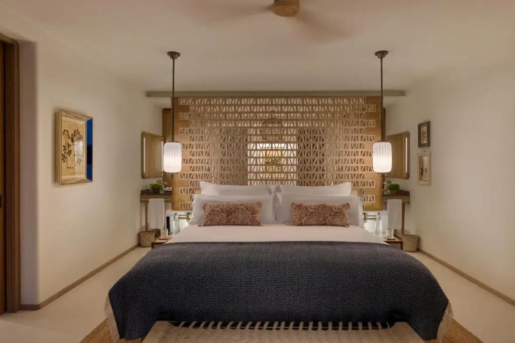 Elegantes Schlafzimmer mit stilvoller Holzwand und modernem Design