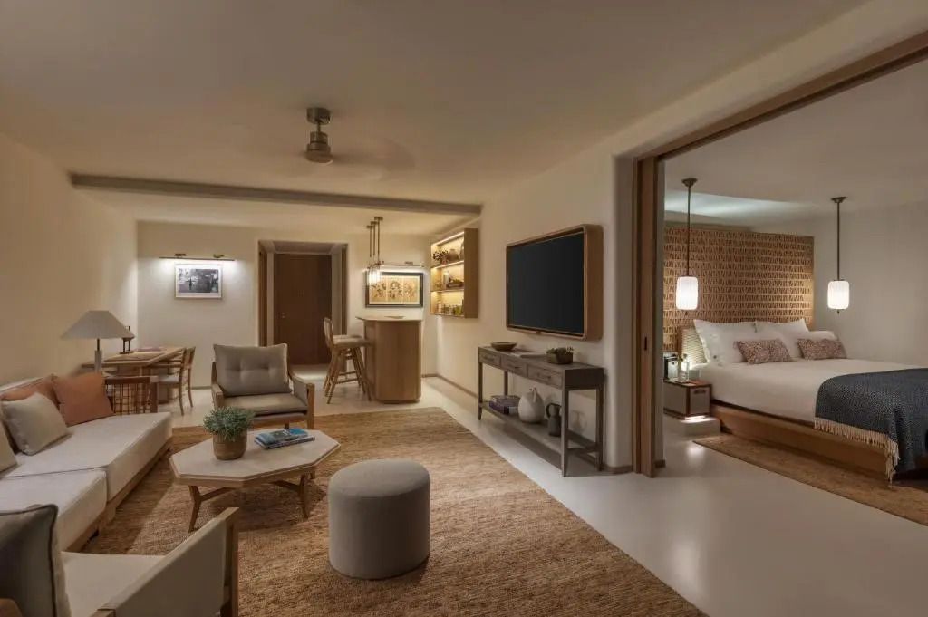Geräumiges Wohnzimmer der Suite mit eleganter Einrichtung und gemütlichen Möbeln