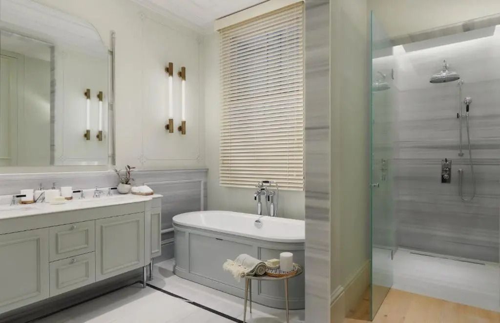 Badezimmer mit freistehender Badewanne und Dusche in der Courtyard Suite.