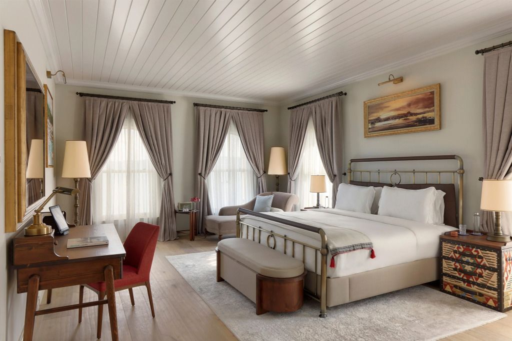 Deluxe Doppelzimmer mit Doppelbett, Schreibtisch und eleganter Einrichtung.
