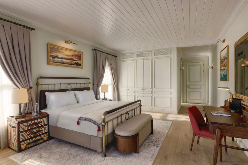 Helles Deluxe Zimmer mit großem Kleiderschrank und traditionellem Dekor.