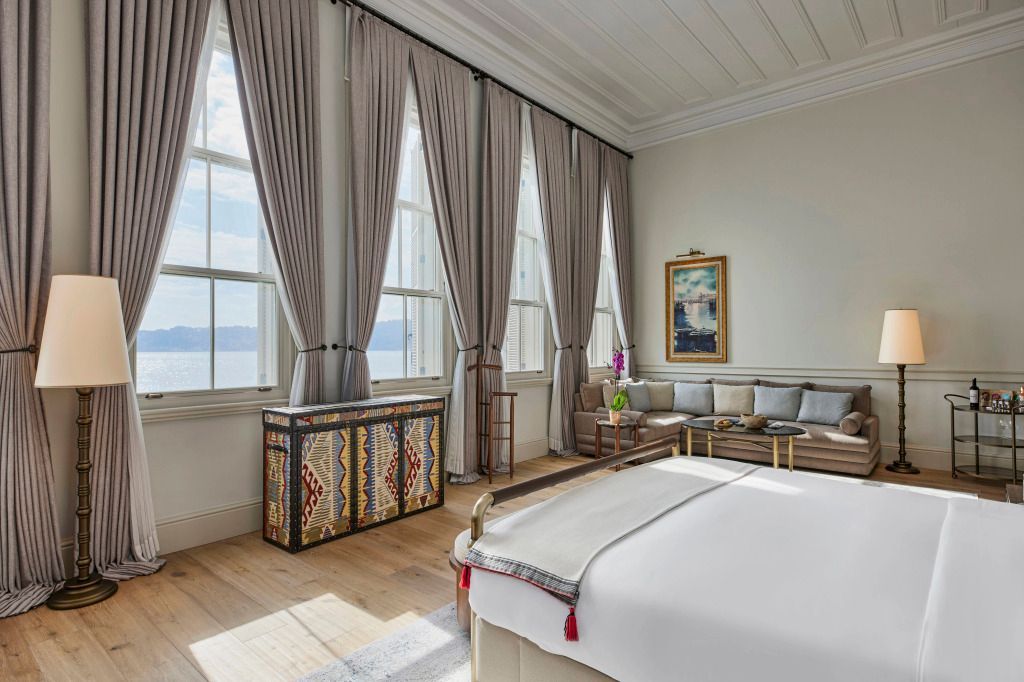 Zimmer mit Blick auf den Bosporus, eleganten Vorhängen und stilvollem Sofa