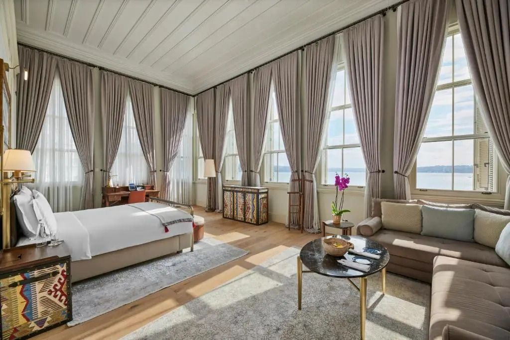 Elegante Junior-Suite mit großen Fenstern und luxuriöser Inneneinrichtung