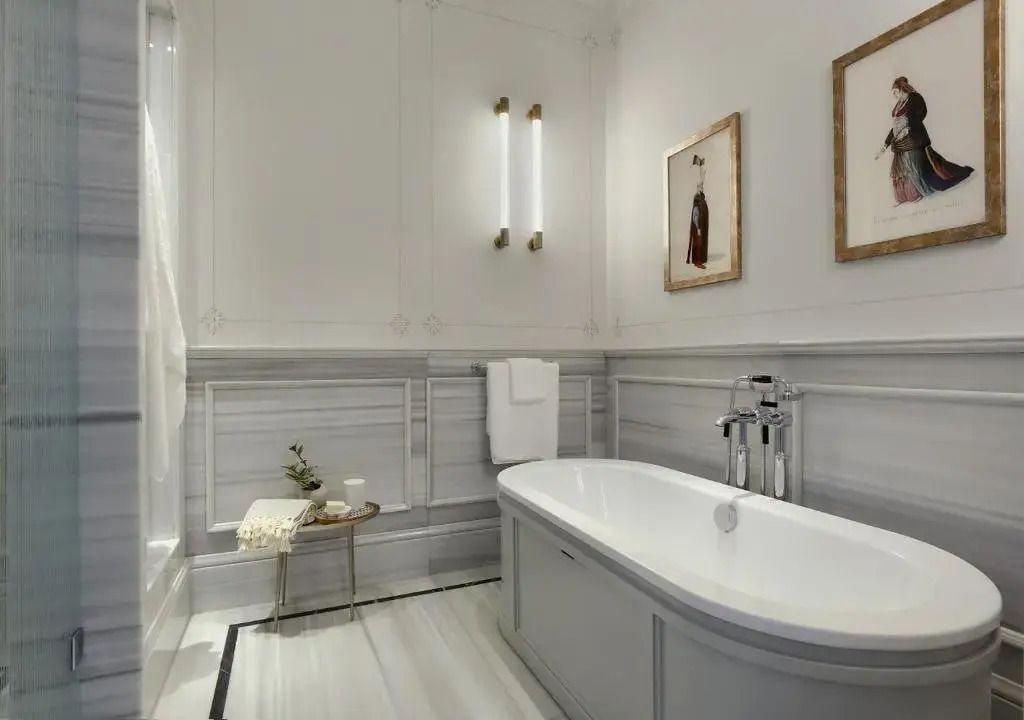 Modernes Badezimmer mit freistehender Badewanne und stilvollen Details