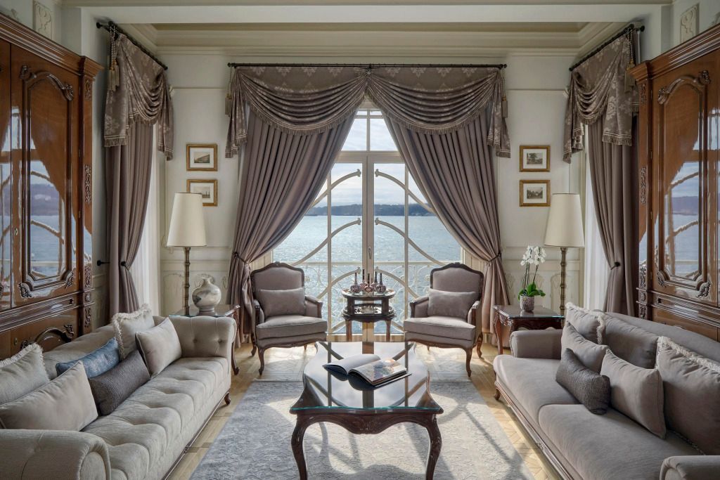 Prächtiges Wohnzimmer mit antiken Möbeln und Blick auf das Meer