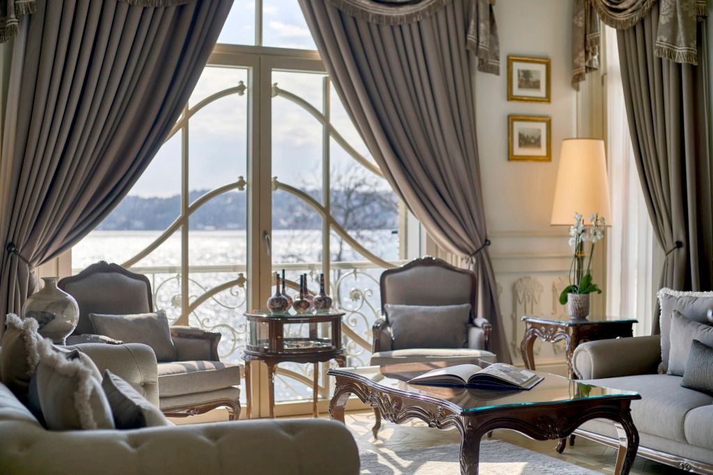 Gemütlicher Wohnbereich mit großzügigem Fensterblick auf das Wasser