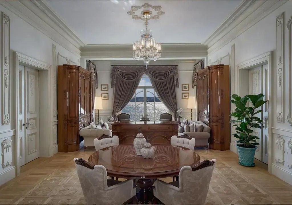 Luxuriöser Wohnbereich mit Kronleuchter und stilvollen Sitzmöglichkeiten