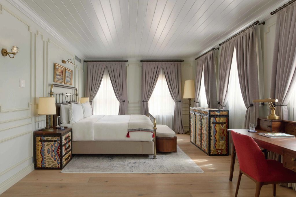 Geräumige Suite im klassischen Design mit großem Bett und eleganten Vorhängen