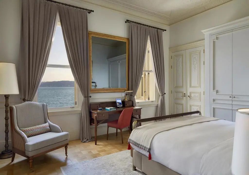 Sitzbereich in Suite mit Schreibtisch und gemütlichem Sessel sowie Blick auf den Bosporus