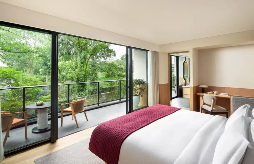 Luxuriöse Junior-Suite mit Doppelbett und direktem Zugang zum privaten Gartenbalkon