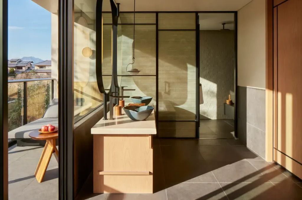 Moderne, lichtdurchflutete Badezimmergestaltung in der Suite mit eleganten Armaturen