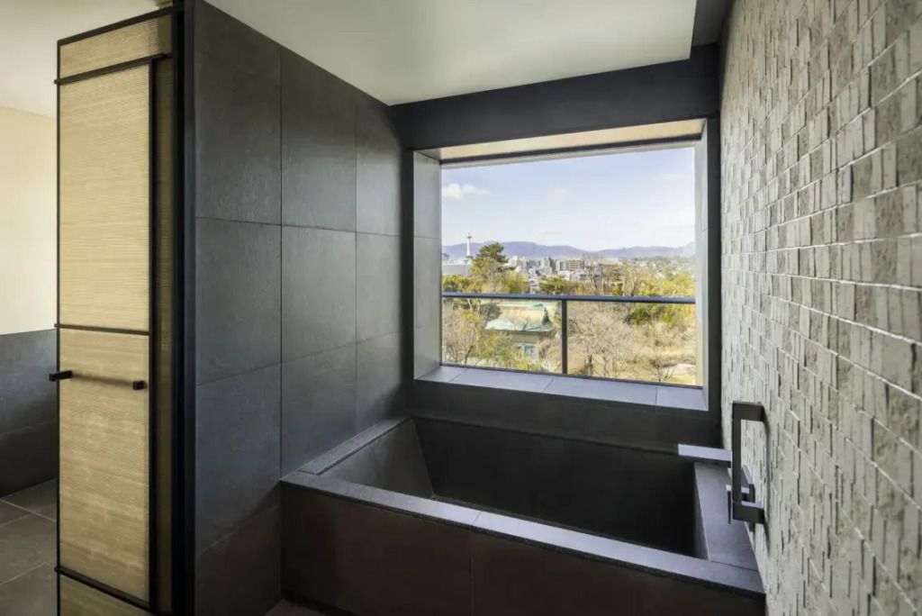 Luxuriöser Badebereich mit großem Fenster und atemberaubendem Ausblick.