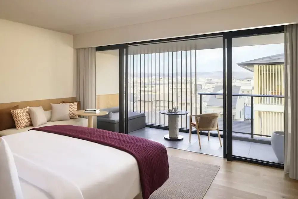 Helles Doppelzimmer mit Balkon und Stadtblick im Six Senses Kyoto