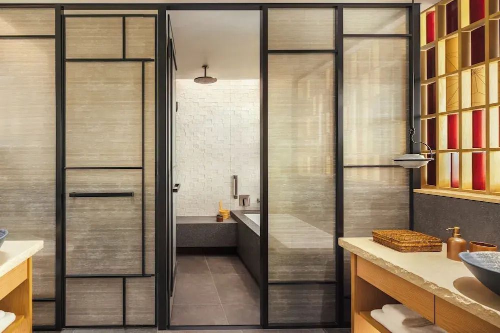 Modernes Badezimmer mit japanischem Design im Six Senses Kyoto