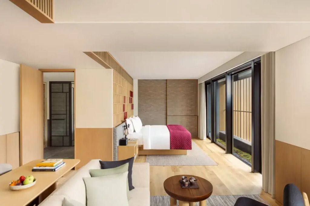 Moderne Junior-Suite mit Doppelbett und Stadtblick im Six Senses Kyoto