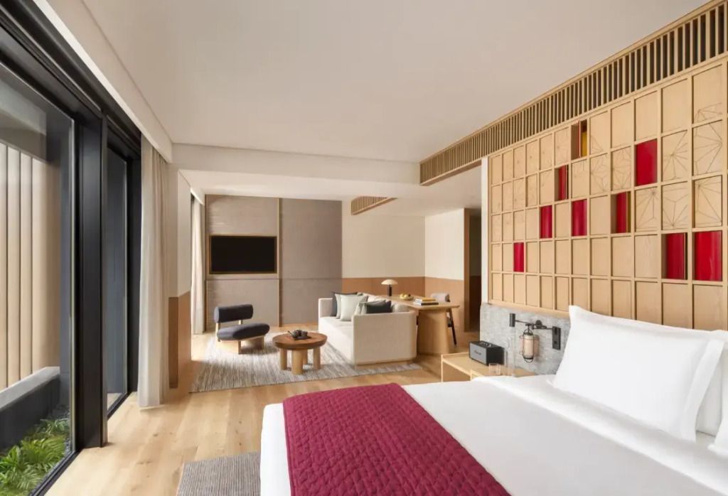 Helle und geschmackvoll eingerichtete Junior-Suite mit Sitzbereich und Doppelbett