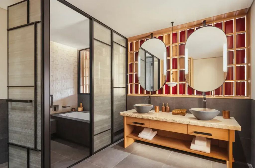 Luxuriöses Badezimmer mit Doppelwaschbecken und großzügiger Badewanne