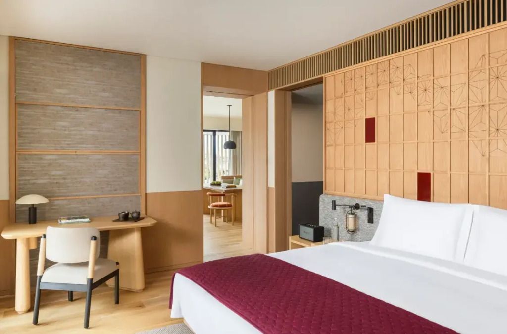 Elegantes Schlafzimmer mit modernem Design und Doppelbett in warmer Farbpalette