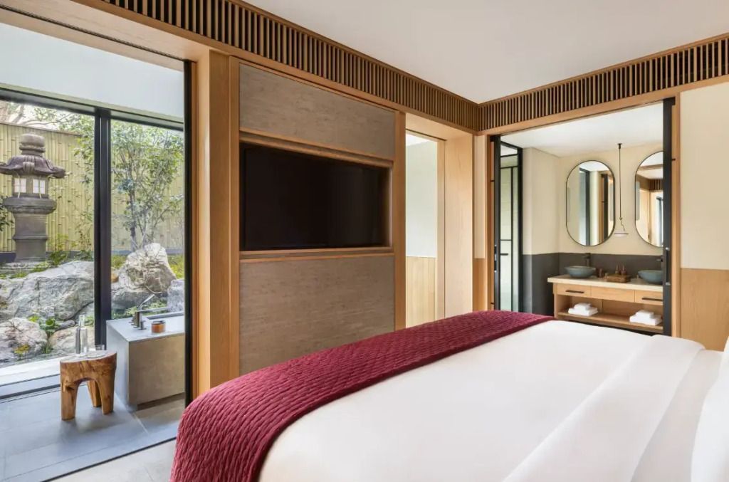 Premier Doppel Suite mit Gartenblick und elegantem Doppelbett
