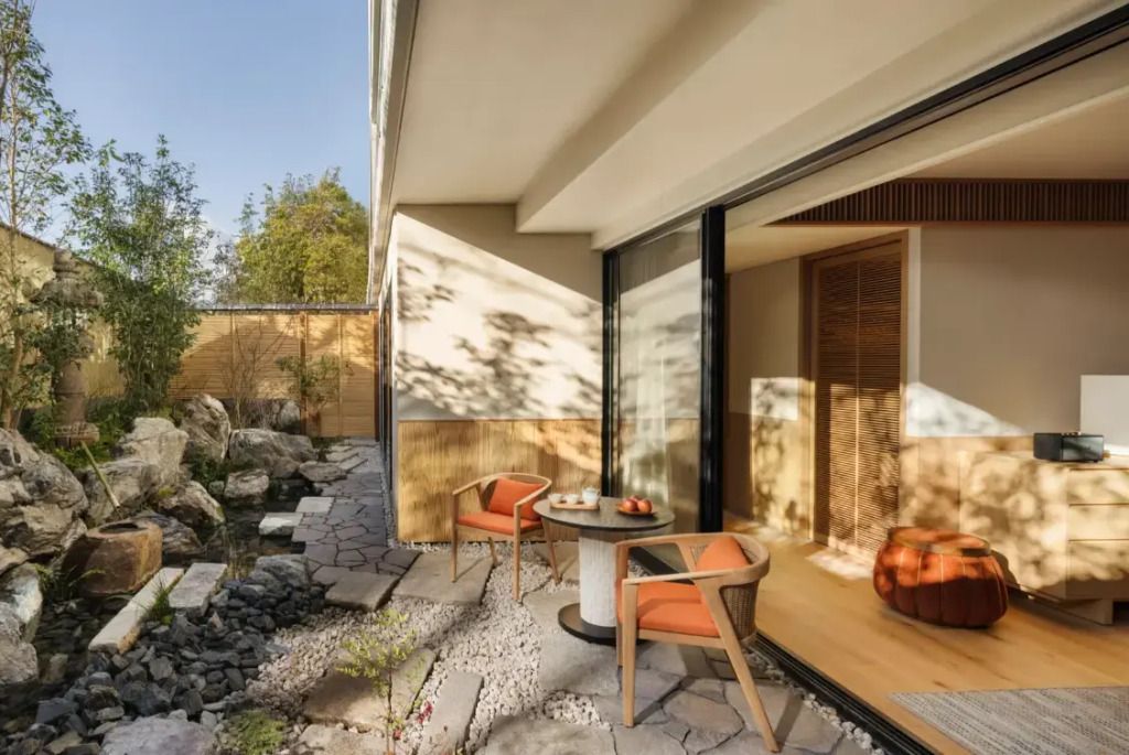 Elegante Terrasse mit Sitzgelegenheiten und Blick in den grünen Garten