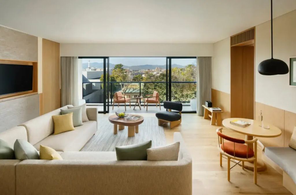Luxuriöses Wohnzimmer der Suite mit modernen Möbeln und Balkonzugang