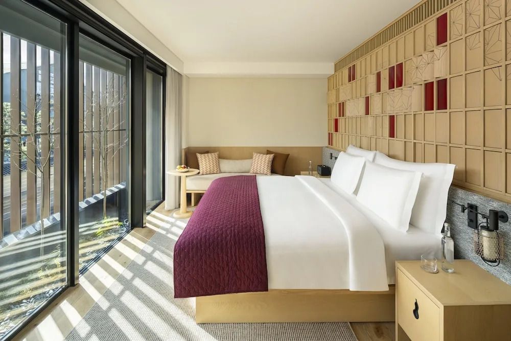 Lichtdurchflutetes Doppelzimmer mit modernem Design und Balkon