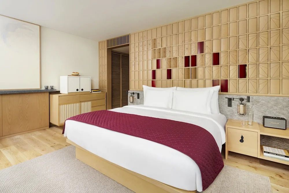 Helles Zimmer mit minimalistischer Einrichtung und Akzenten in Rot