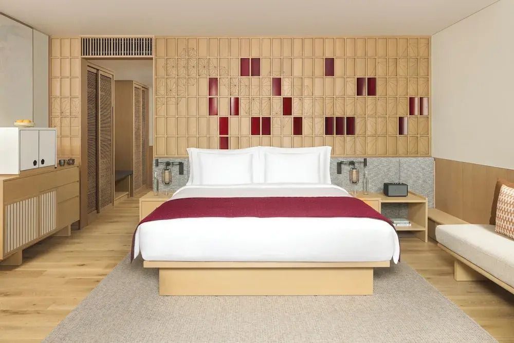 Geräumiges Zimmer mit stilvollen Akzenten von Holz und Weiß