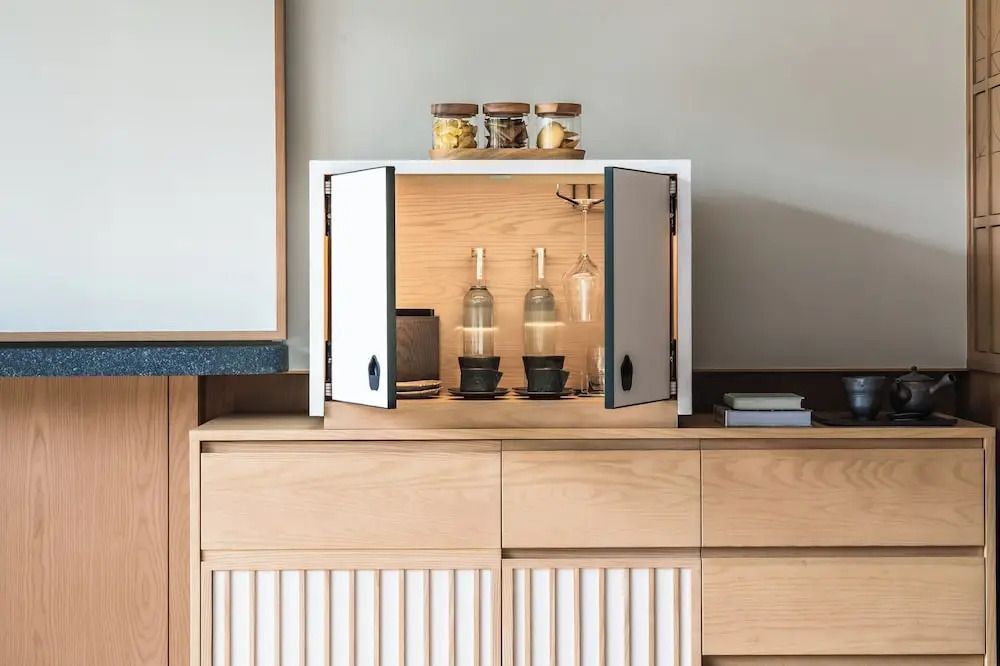 Holzschrank mit stilvollem Getränkebereich und Gläsern