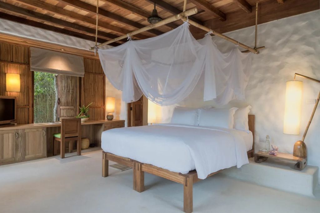 Luxuriöses Schlafzimmer in Villa mit Himmelbett und Holzdecken im Six Senses Ninh Van Bay