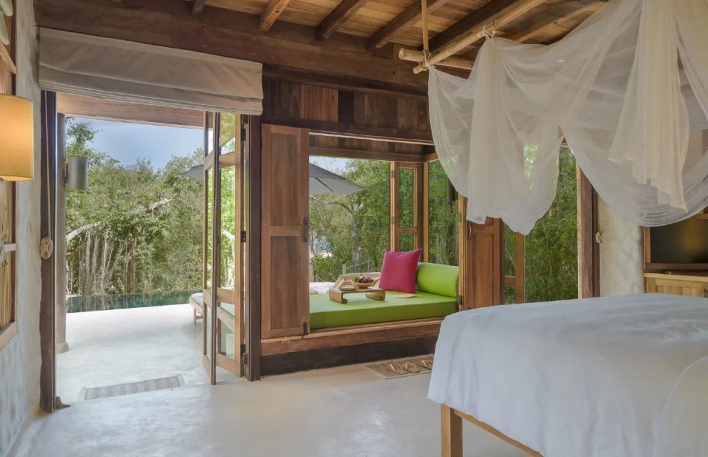 Villa-Innenraum mit Blick auf Terrasse und grüne Natur im Six Senses Ninh Van Bay