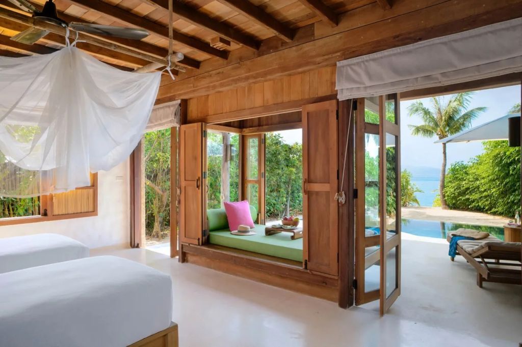 Offene Villa mit Ausblick auf Pool und Meer im Six Senses Ninh Van Bay