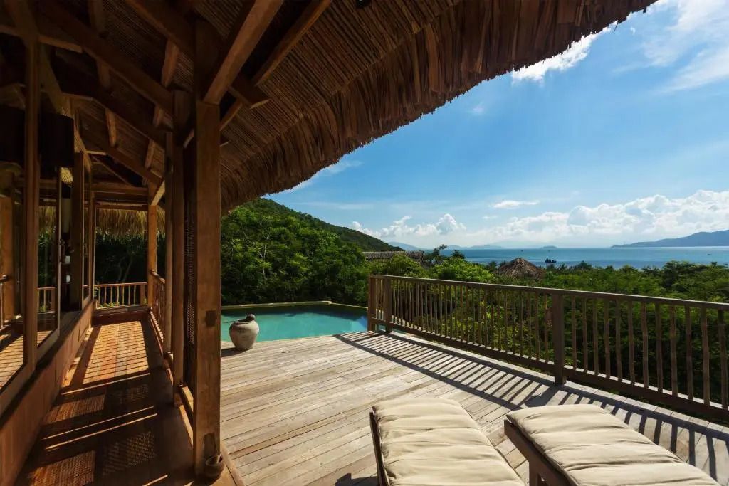 Private Terrasse mit Pool und spektakulärem Meerblick bei sonnigem Wetter