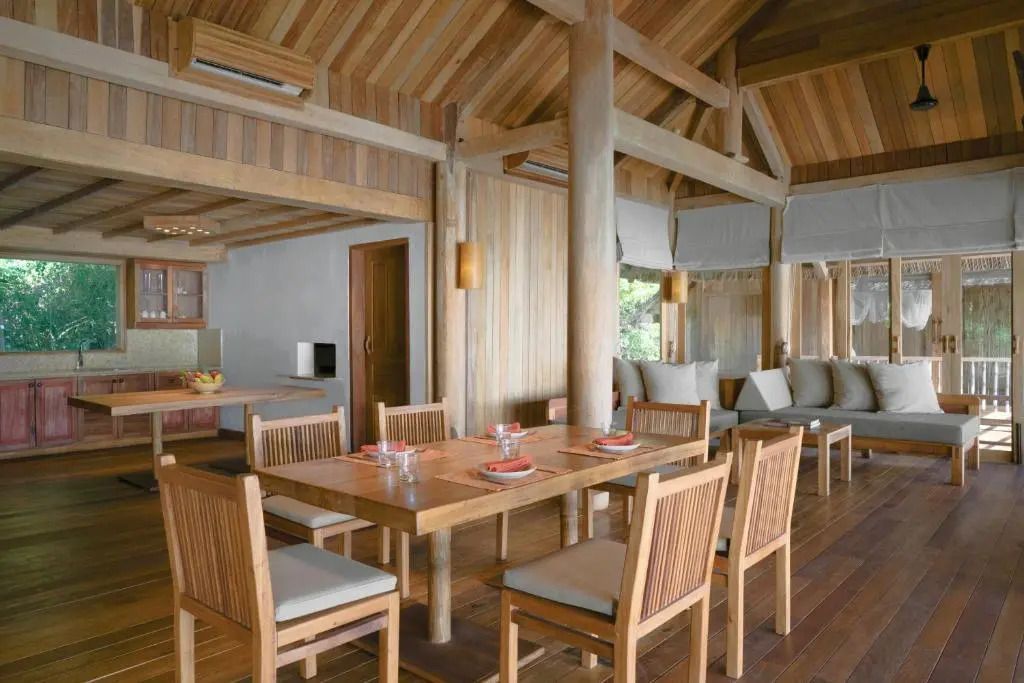 Gemütlicher Essbereich aus Holz mit moderner Einrichtung und hoher Decke.