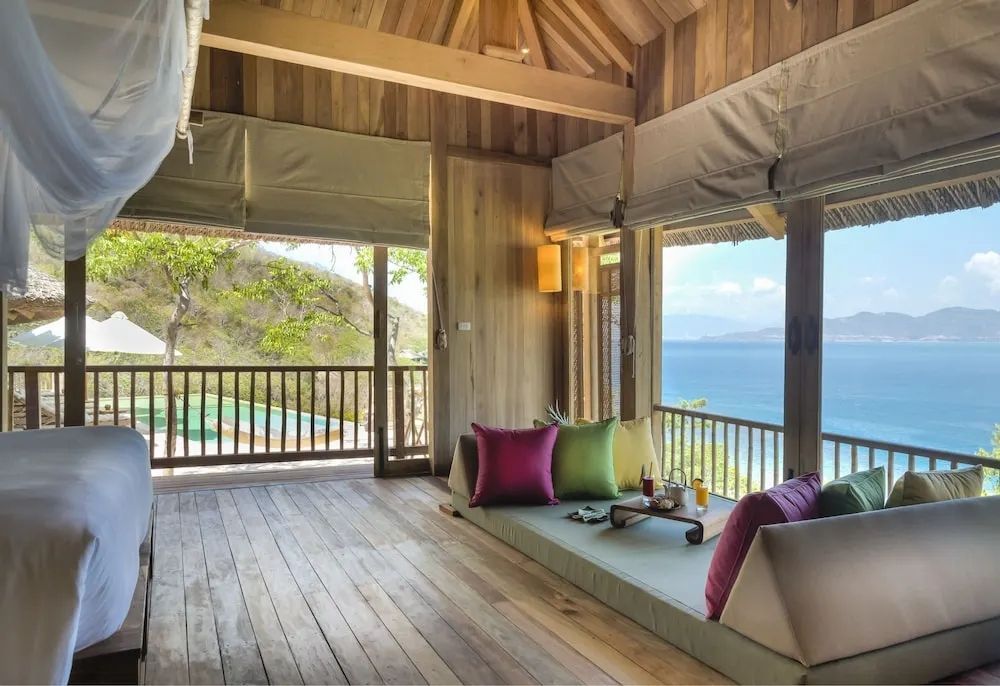 Wohnbereich der Villa mit bunten Kissen und Meerblick