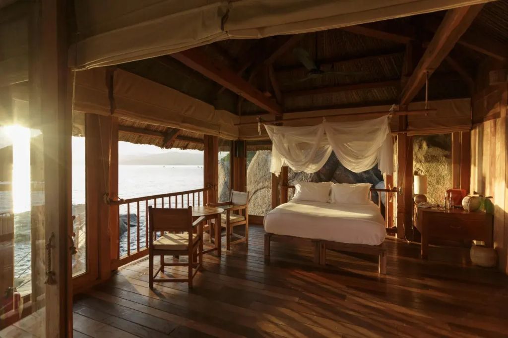 Luxuriöses Schlafzimmer mit Meeresblick und Himmelbett im Six Senses Ninh Van Bay