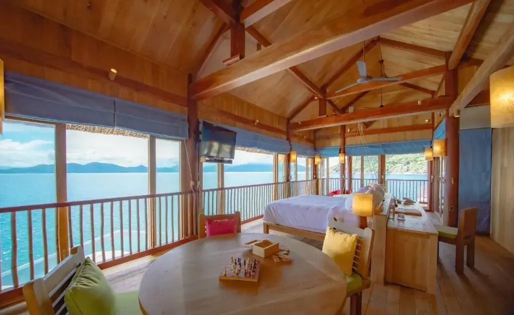 Hölzernes Interieur einer Villa mit Blick auf das Meer bei Tageslicht