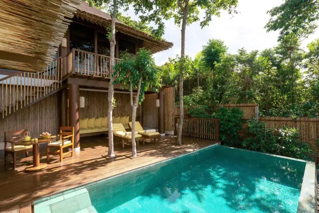 Villa mit privatem Pool und Terrasse umgeben von tropischem Grün
