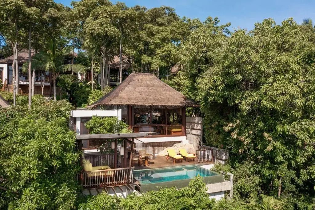 Privater Infinity Pool in tropischer Villa umgeben von üppiger Vegetation