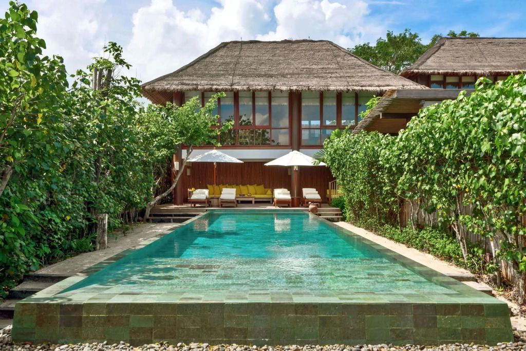 Luxuriöse Villa mit privatem Pool und Außenterrasse in grüner Umgebung