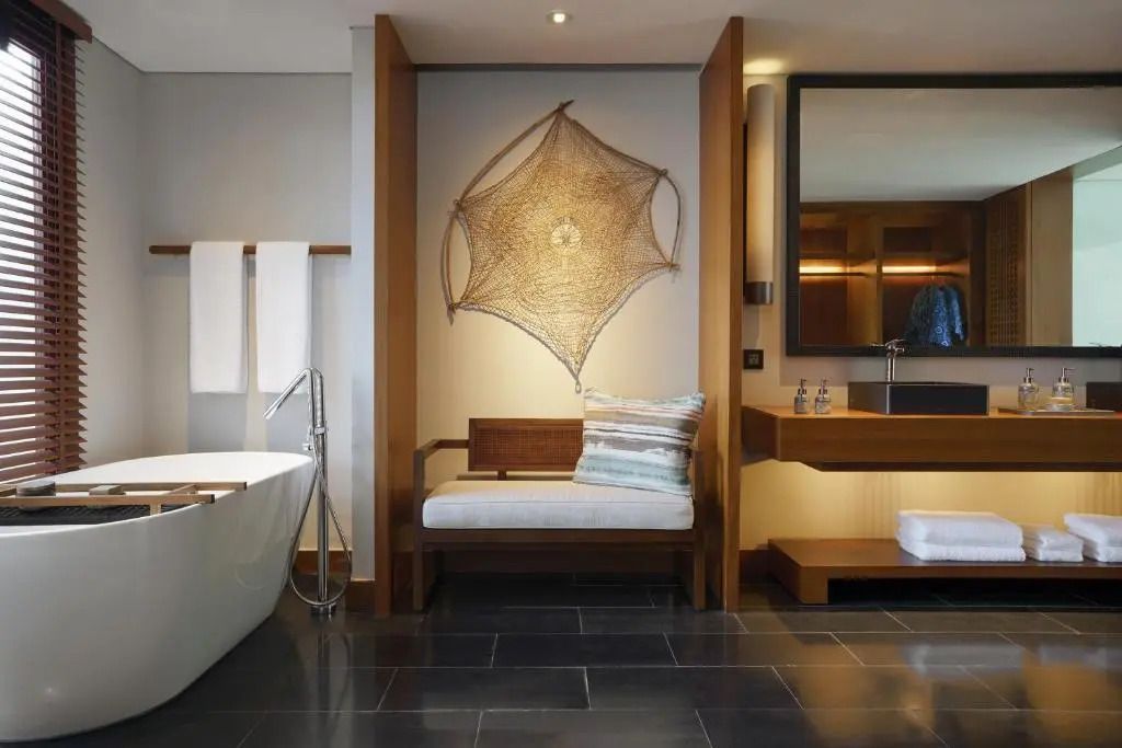 Badezimmer mit freistehender Badewanne, Dusche und stilvollen Dekorationen.
