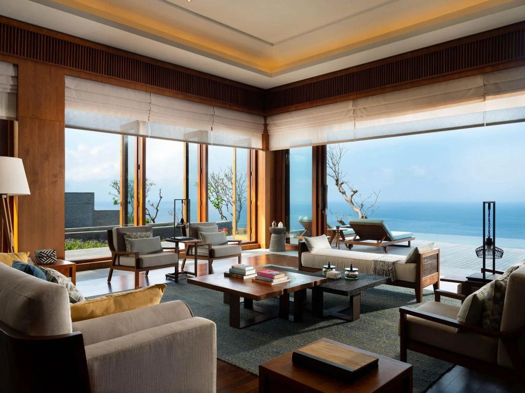 Geschmackvoll eingerichtetes Wohnzimmer mit Panoramablick auf das Meer in der Präsidenten Villa.
