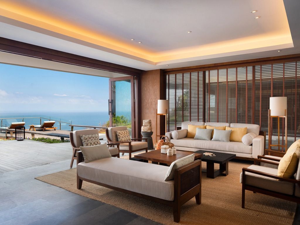 Modernes Wohnzimmer mit offenem Zugang zur Terrasse und Meerblick in der Villa.
