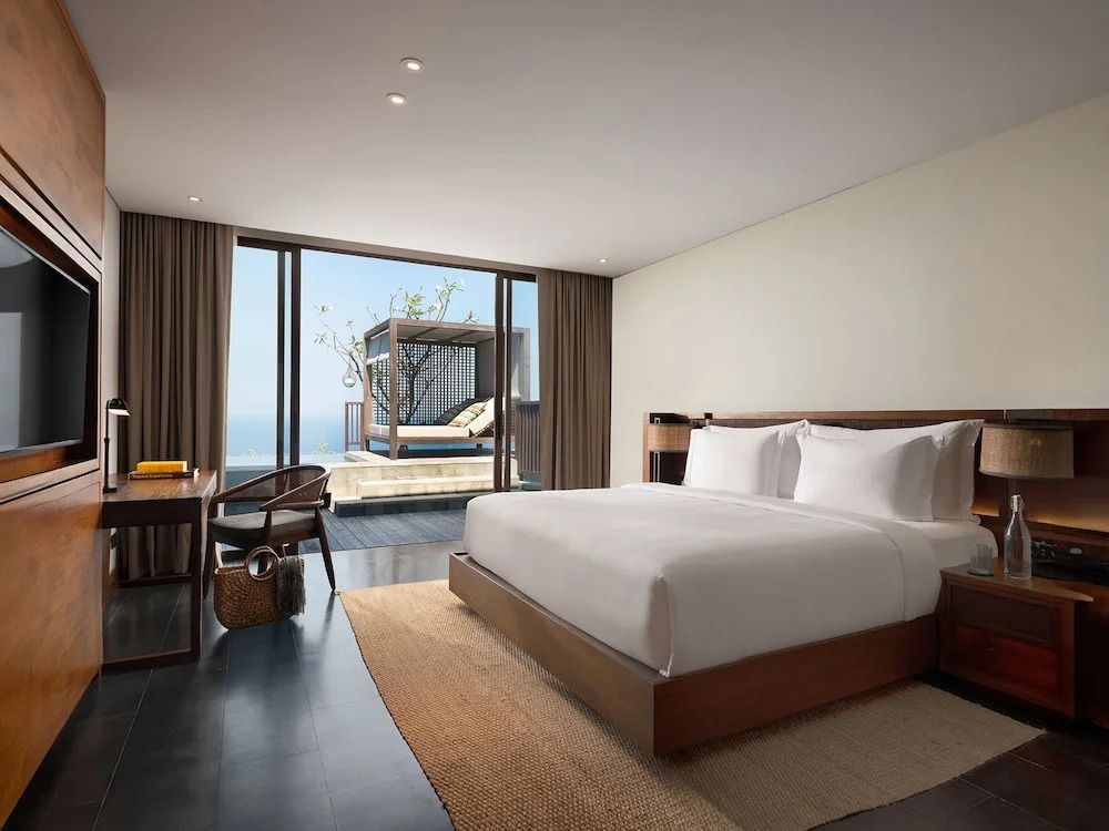 Modernes Schlafzimmer mit Blick auf das Meer und privater Terrasse im Six Senses Uluwatu